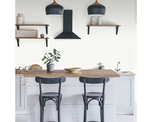 Küchenszene mit Dunstabzugshaube, Regalen, Pendelleuchten und Kücheninsel mit Barhockern.