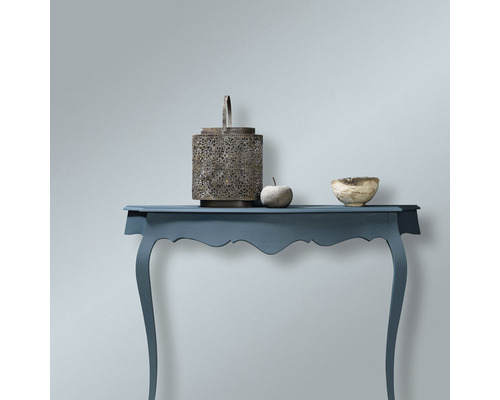 Dekorativer Tisch mit Laterne, Dekoschale und Dekoration