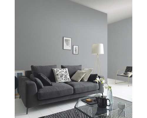 Wohnzimmer mit Sofa, Stehlampe und Couchtisch