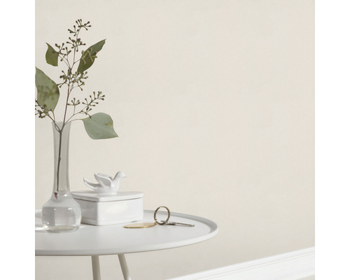 Décoration murale avec vase, clé et décoration sur une table