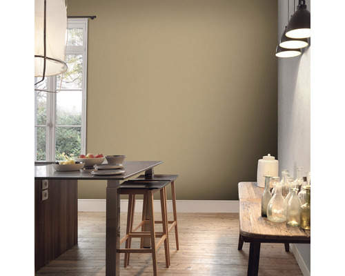 Cuisine lumineuse avec plancher en bois, table à manger et chaises devant un mur