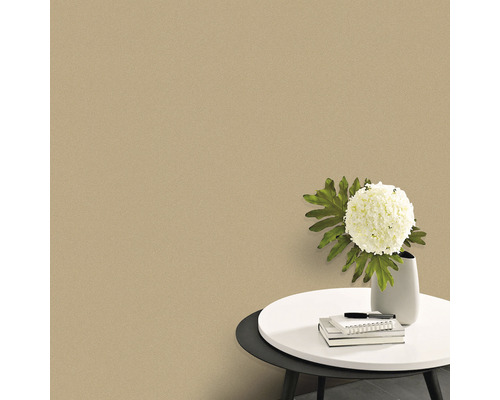 Vue détaillée d''un papier peint intissé couleur sable sur un mur avec table et décoration