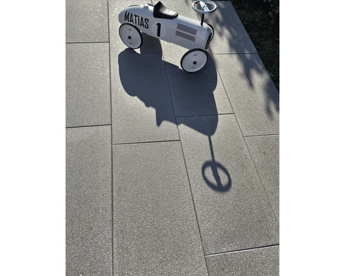 Verlegte Terrassenplatten aus Stein mit Spielzeugauto