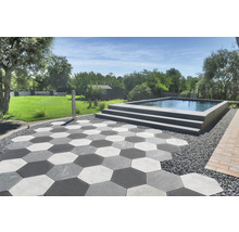 Jardin avec dalles de béton hexagonales et piscine