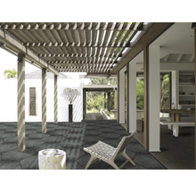 Terrasse avec dalles polygonales en pierre et construction en bois