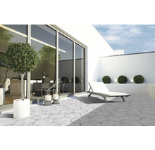 Terrasse avec dalles de béton hexagonales, chaise longue et bacs à plantes