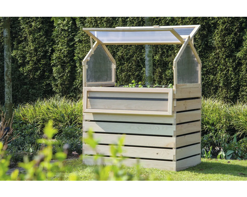 Hochbeet aus Holz mit Frühbeetaufsatz im Garten