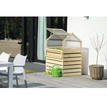 Jardinière surélevée en bois avec toit transparent, ouvert, avec arrosoir sur une terrasse