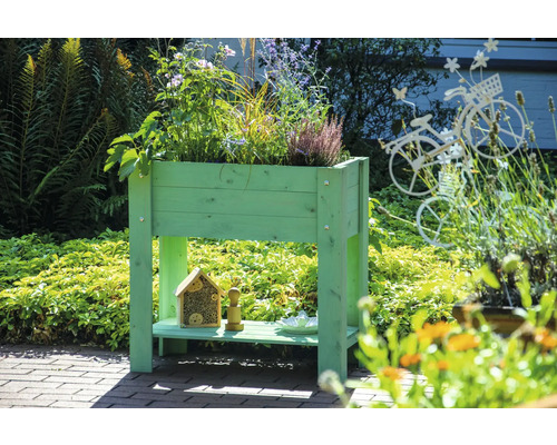 Jardinière en bois avec plantes dans le jardin