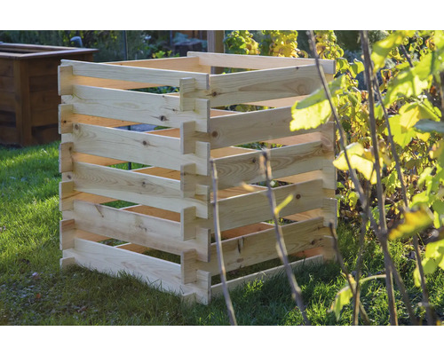 Composteur en bois dans le jardin