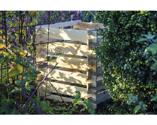 Composteur en lattes de bois dans le jardin