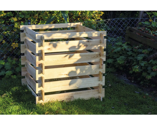 Composteur en bois dans le jardin