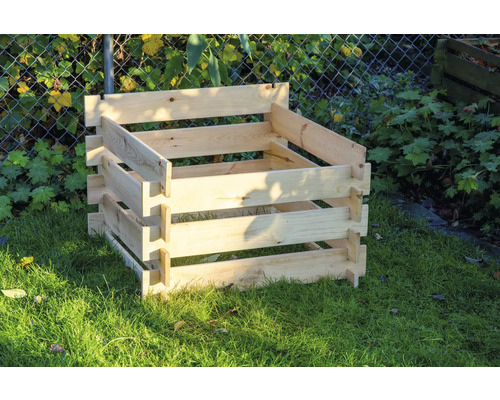 Composteur en bois dans le jardin