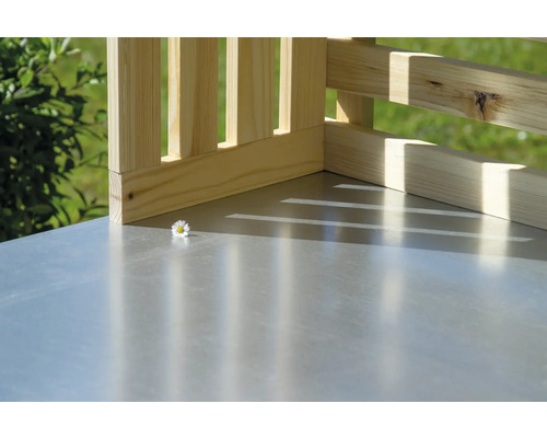 Clôture en bois sur table en métal avec pâquerette