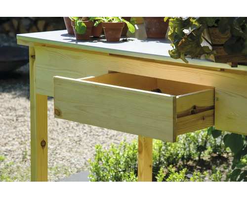 Vue détaillée d''une table de plantation avec tiroir ouvert.