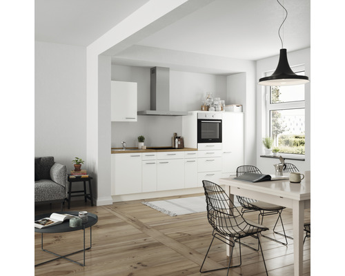 Heller Wohnraum mit Küche, Esstisch und Sitzecke.