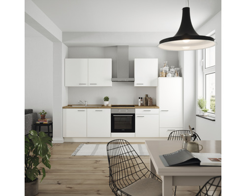 Cuisine claire avec armoires blanches, évier et hotte aspirante