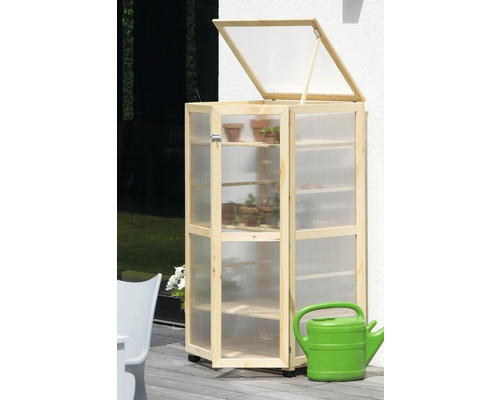 Gewächshaus aus Holz mit Regalen und geöffneter Tür, inklusive Giesskanne