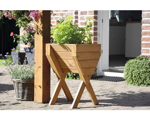 Jardinière en bois avec support dans le jardin