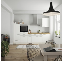 Cuisine claire avec placards intégrés, hotte aspirante et table à manger