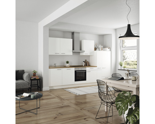 Heller Wohnraum mit offener Küche, Esstisch und Wohnbereich.