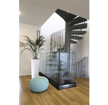 Innenaufnahme mit Wendeltreppe, Zimmerpflanze und Sitzhocker in einem hellen Raum