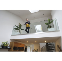 Helles Wohnzimmer mit Galerie, Glasgeländer und Wendeltreppe