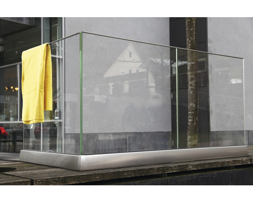 Garde-corps en verre avec cadre en acier inoxydable et une serviette jaune