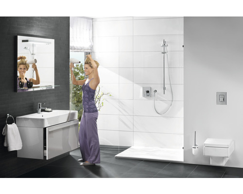 Modernes Badezimmer mit Waschtisch, Spiegel, Dusche und Toilette in hellem Design