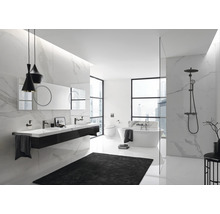 Helles Badezimmer mit Waschtisch, Badewanne und Dusche