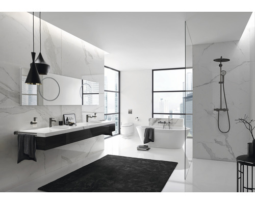 Salle de bains lumineuse avec lavabo, baignoire et douche