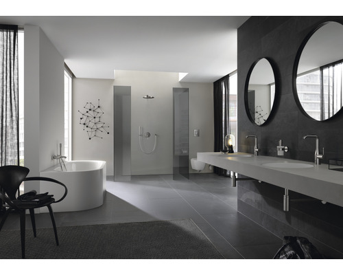 Helles Badezimmer mit Badewanne, Dusche, Waschtisch mit zwei Waschbecken und Spiegeln.