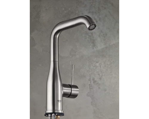 Küchenarmatur aus Metall mit hohem Auslauf