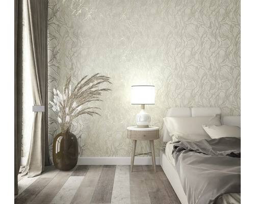 Dekoratives Schlafzimmer mit gemusterter Tapete, Nachttischlampe und Vorhängen