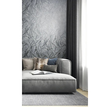 Salon avec canapé, coussins, tapis, rideau et papier peint à motifs