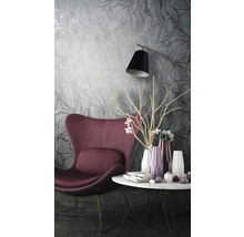 Salon avec fauteuil, table et papier peint à motifs floraux