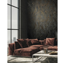 Wohnzimmer mit Ecksofa, Couchtisch und gemusterter Tapete