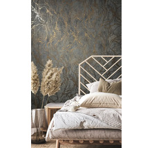 Schlafzimmer mit gemusterter Tapete, Bett und Dekoration