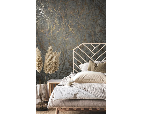 Schlafzimmer mit gemusterter Tapete, Bett und Dekoration