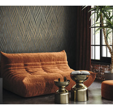 Wohnzimmer mit braunem Sofa, goldenen Beistelltischen und gemusterter Tapete