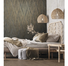 Schlafzimmer mit Bett, Nachttisch und gemusterter Tapete