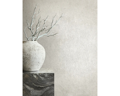 Dekorative Vase mit Ästen auf einem Tisch