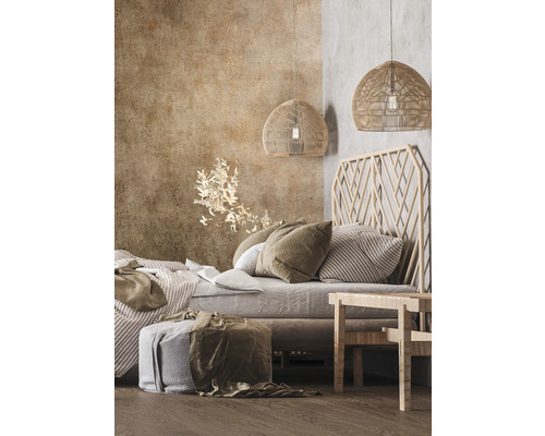 Chambre lumineuse avec lit, table de chevet et suspensions tissées pour une ambiance chaleureuse.