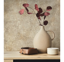 Scène décorative avec vase, branche de fleurs, bol et boîte sur une surface en bois.