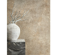 Scène décorative avec vase, branches et plaque de marbre devant un mur