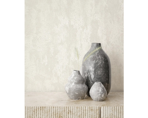 Vases décoratifs en pierre grise sur une table