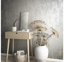 Dekoratives Interieur mit Konsole, Vase und Trockenblumen vor einer strukturierten Tapete.
