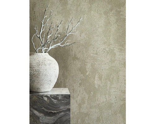 Nahaufnahme einer Wandtapete mit einer reliefartigen Textur neben einer dekorativen Vase und Ästen