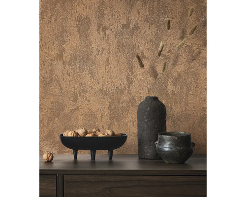 Dekoratives Stillleben mit Schale gefüllt mit Nüssen und zwei Vasen