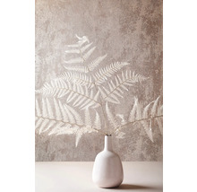 Dekorative Farnwedel in Vase aufgestellt